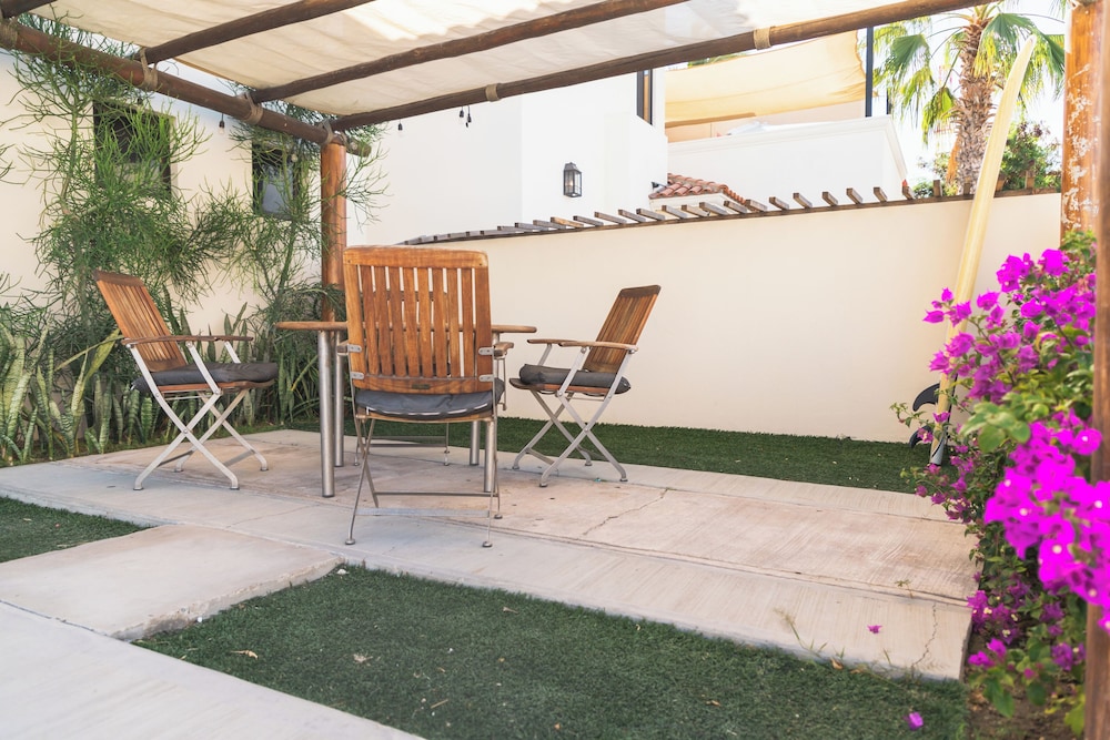 Grand Villa w Private Patio & Parking