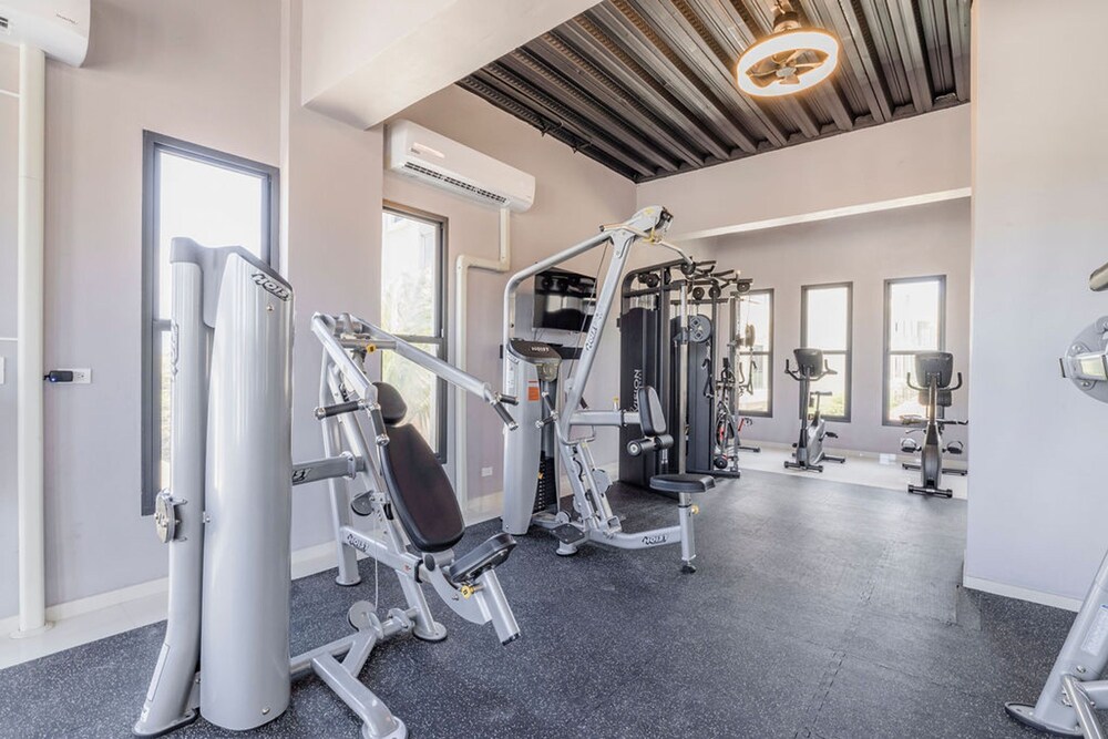 NEW Modern 2BR 2BA Condo w Gym Pool BBQ Parking