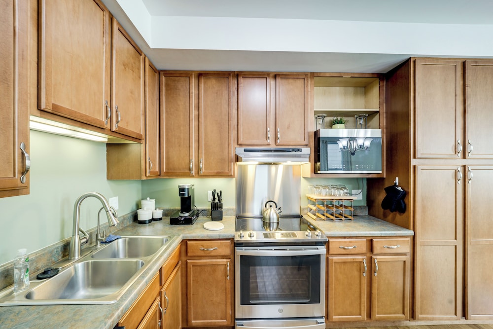 Queen City Charm Near University & Hospitals!