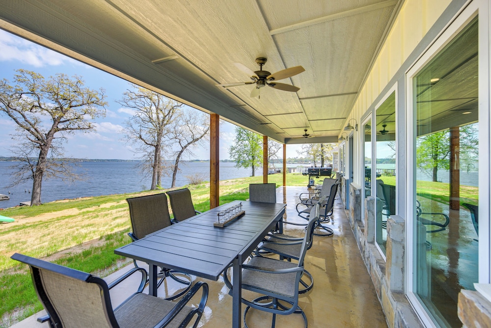 Lake Palestine Vacation Rental - Steps to Water!