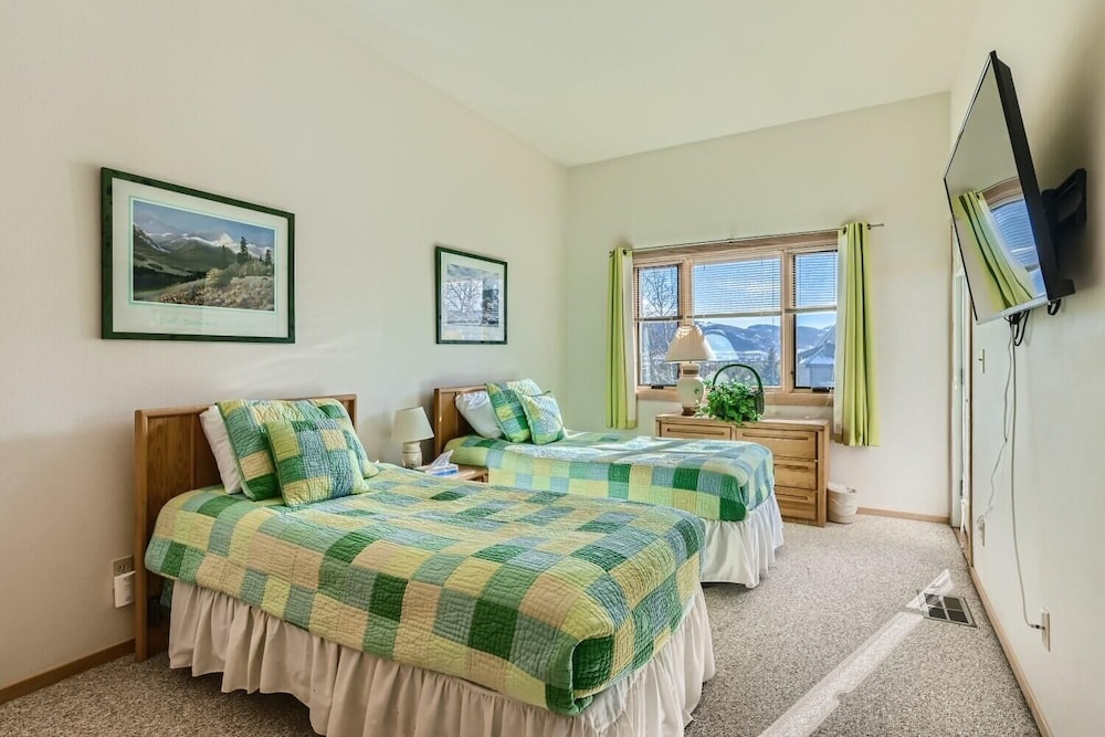 Lake Forest 201f 2 Bedroom Condo by RedAwning