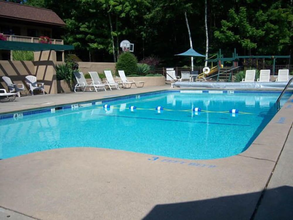 Tall Pines Motel