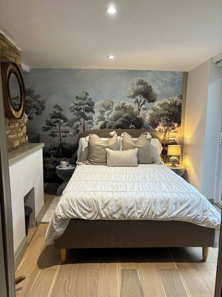 Cottage on High Street, own Parking and EV Charger