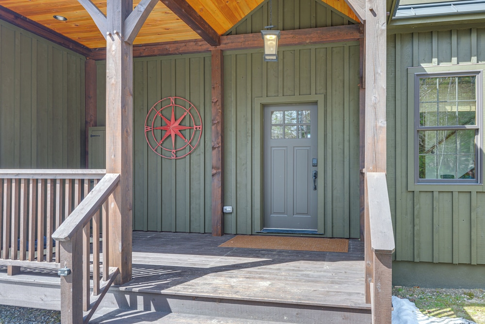 Deck & Fire Pit: All-season Wilmington Retreat