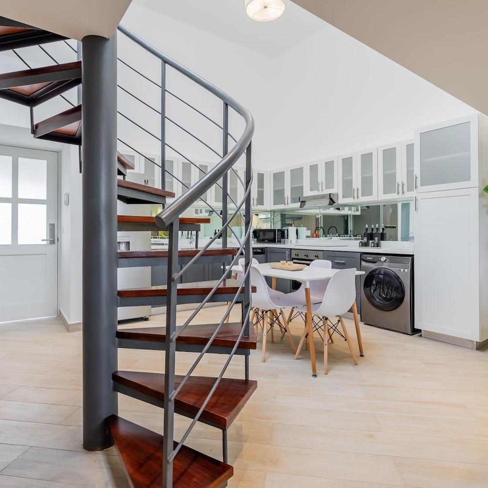 w Elegant 3BR With Modern Terrace in Panama