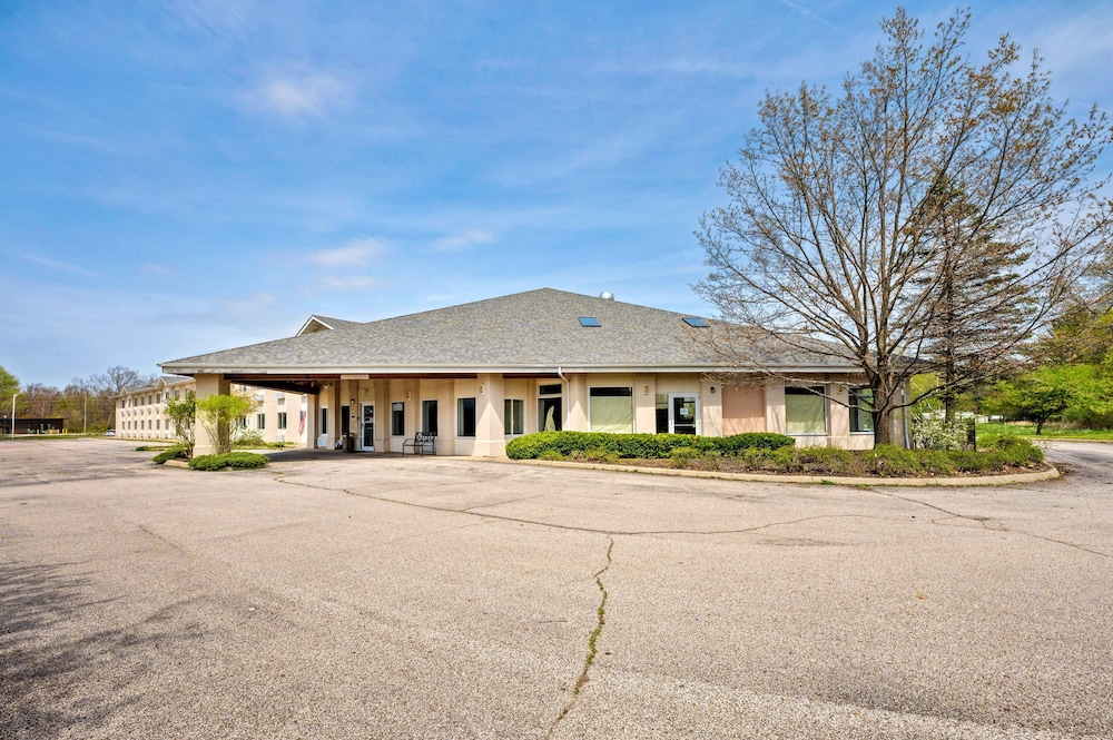 LakeWood Inn & Suites