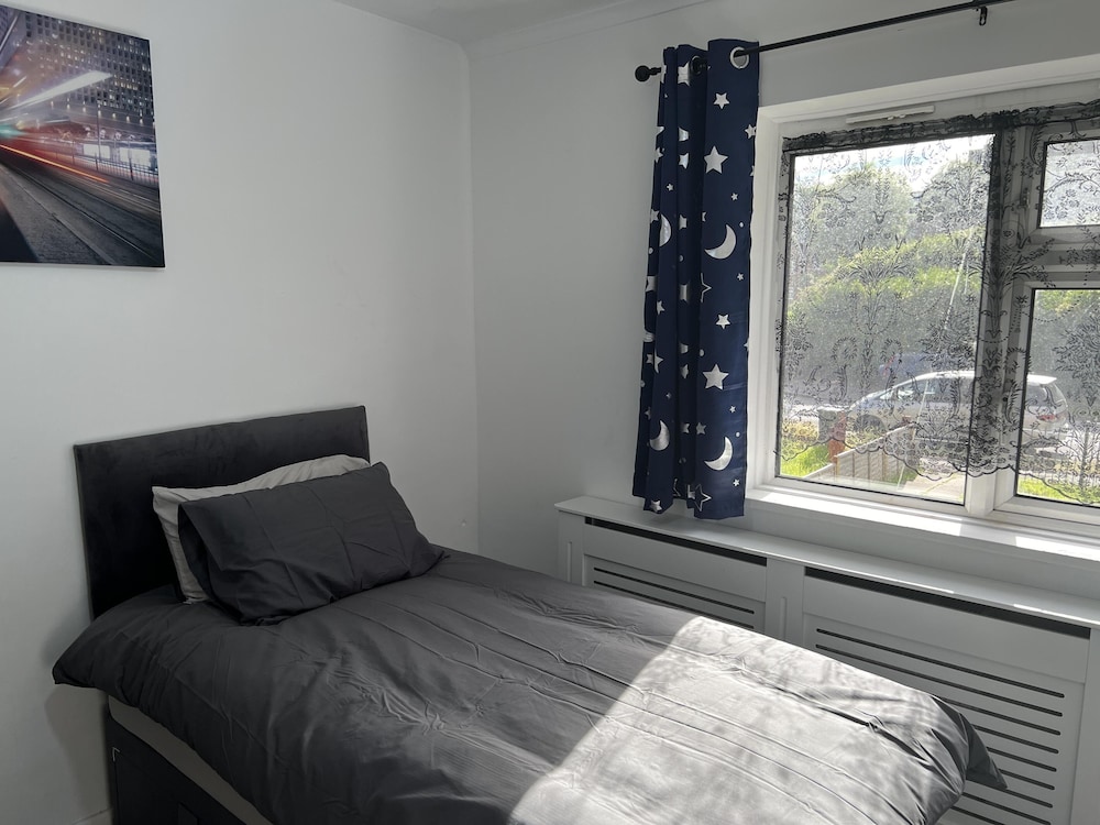 Comfy 2-bedroom Apartment view 3