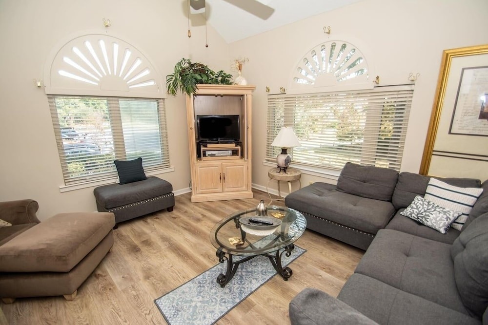 Canterbury Court 6 E 3 Bedroom Apts