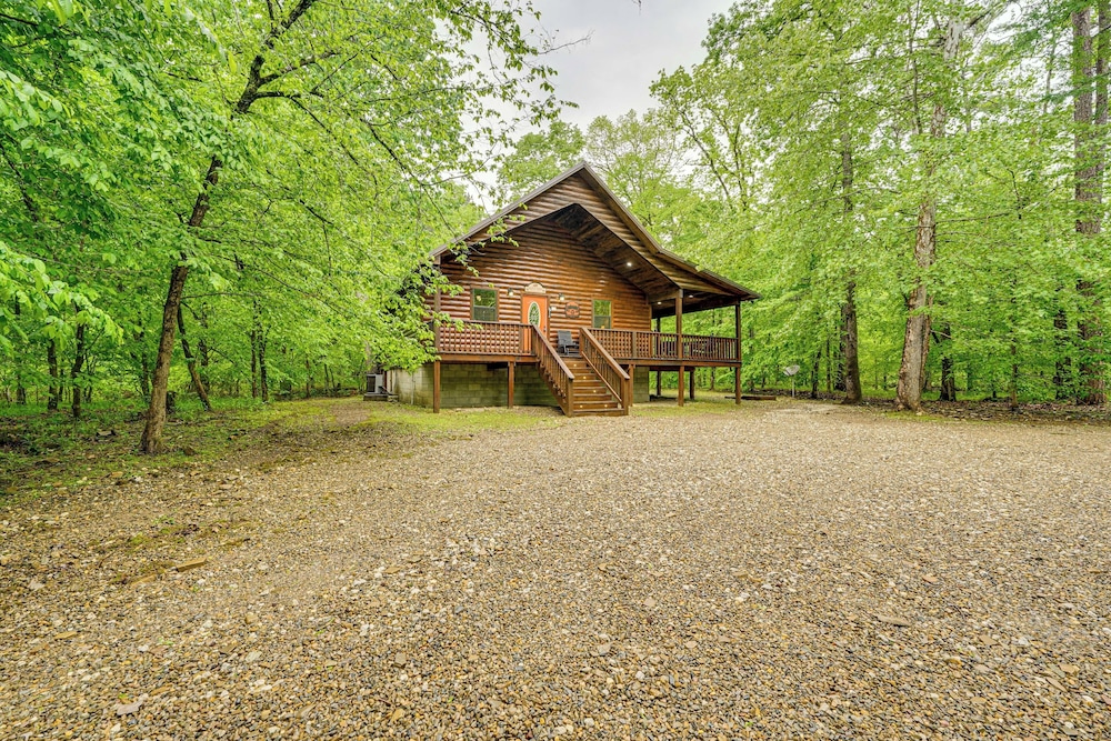 Private Hot Tub & Deck: Woodsy Broken Bow Retreat