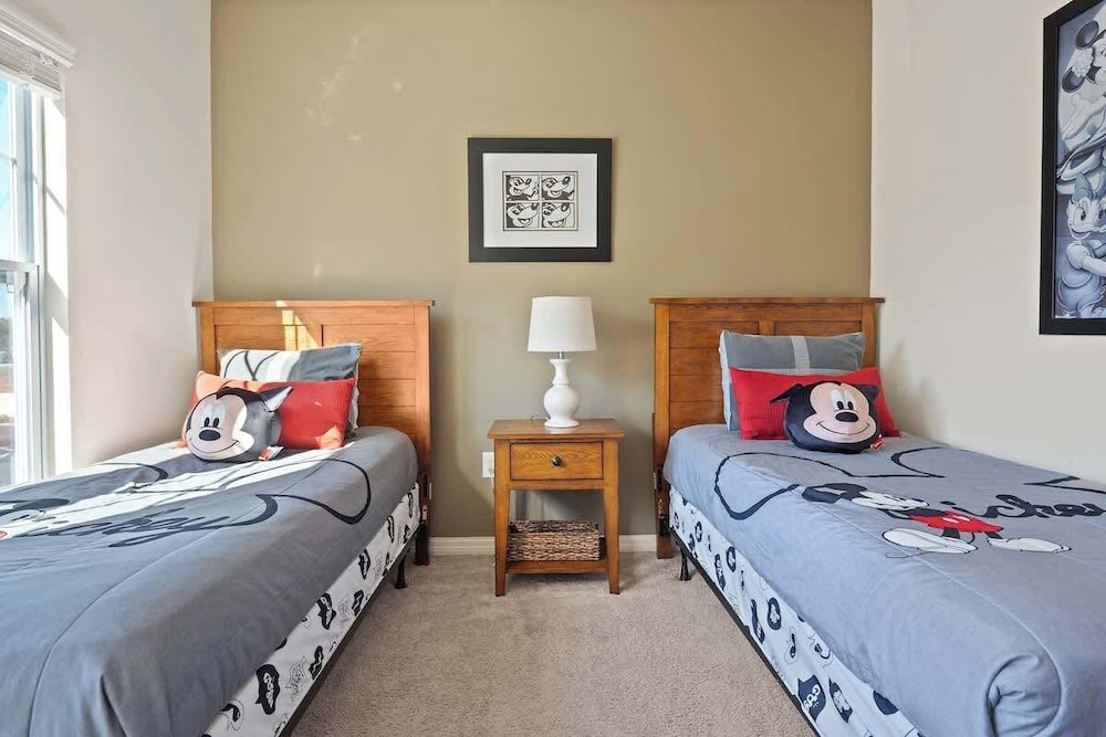 Kissimmee 4BR Townhouse: Perfect for Families!