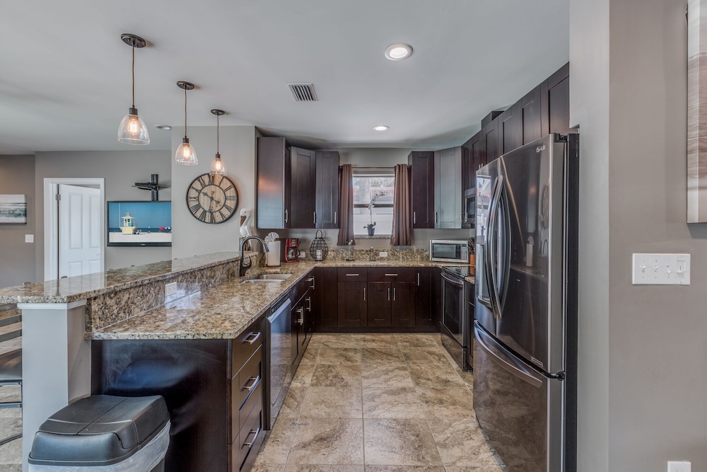 Summer Breeze 7 Bedroom Home by Redawning - Image 3