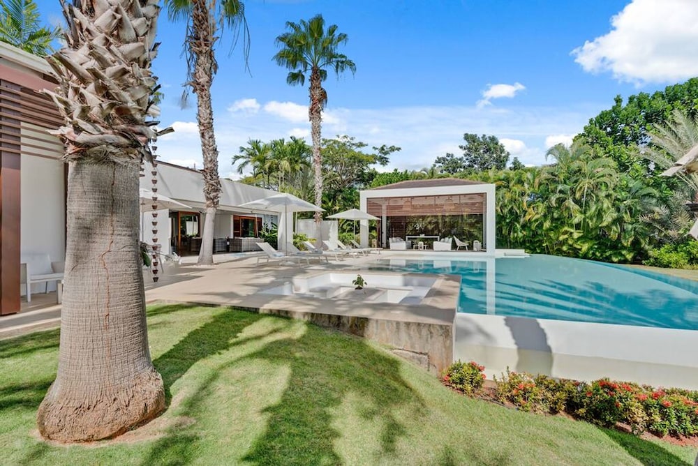 Beautifully-designed Contemporary Villa