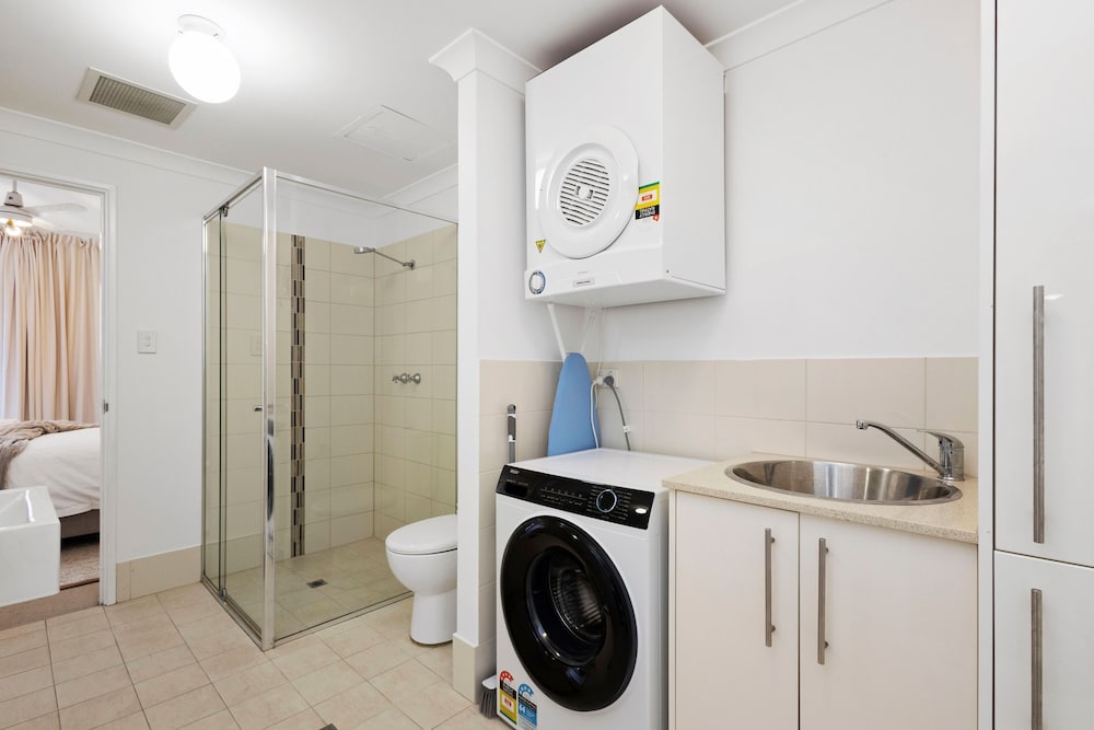Perfect Location 2BR 1bth - Beckenham