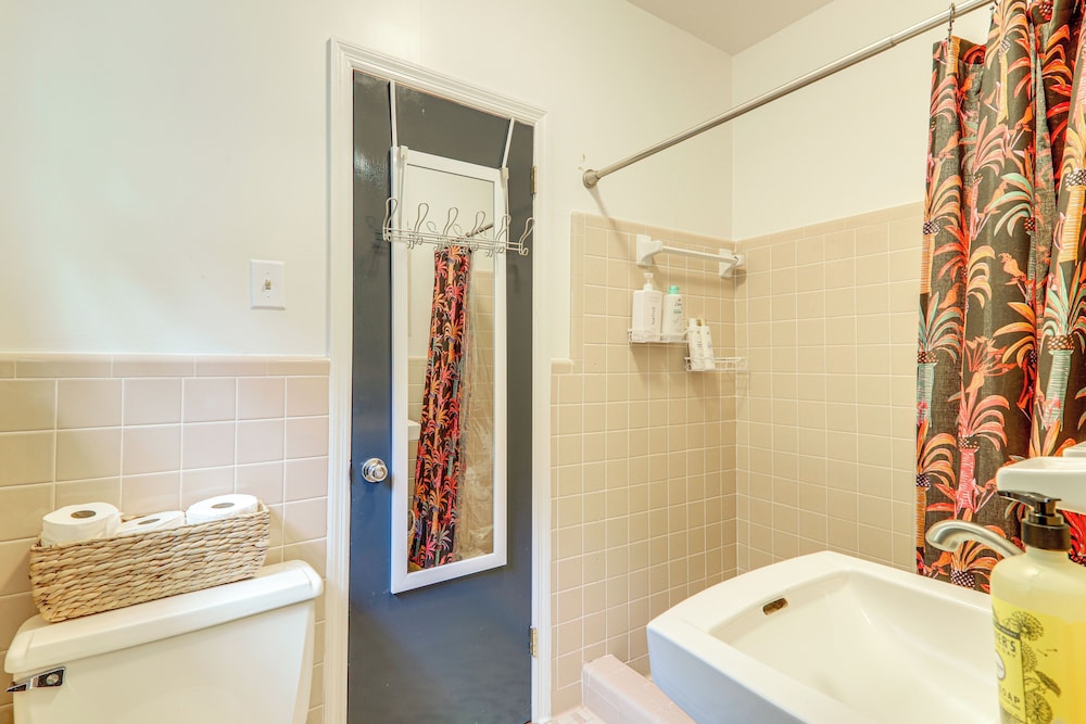 4 Mi to Uga: Bright & Airy Athens Apartment!