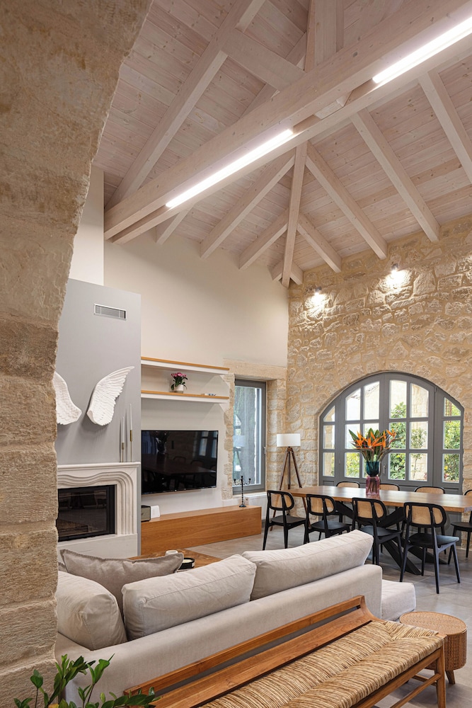 Artemis Apollonas Villa