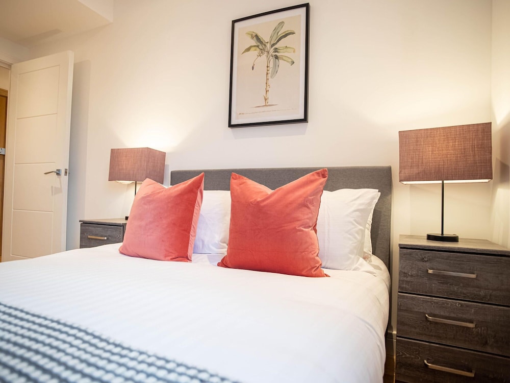 One Bed - Queensmere Shopping Centre by Belvilla view 5