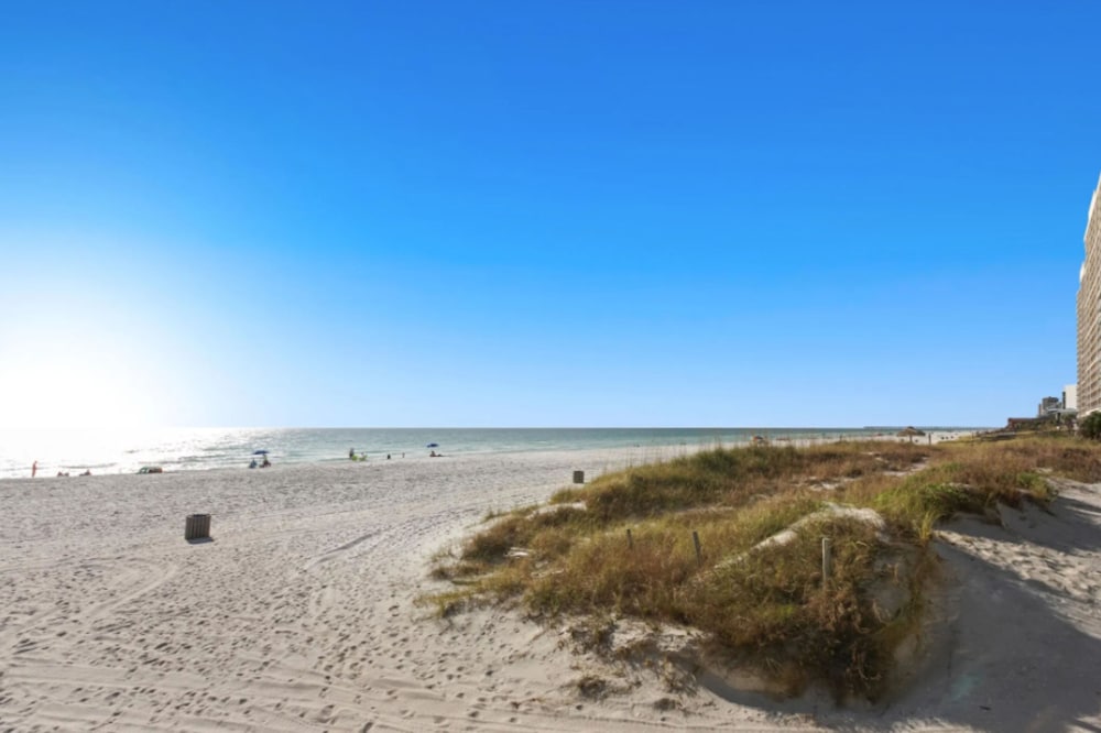 Sailors Cove: 5-bedroom, 4.5 Baths, Sleeps 12! Steps Away From the Beach!
