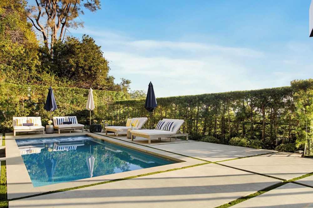 Belfast Estate - Mid-century Meets Modern - Luxe Poolside Villa