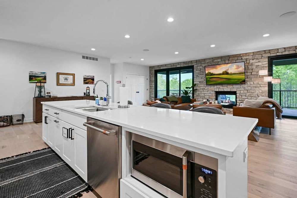 6BR Sand Valley Lodge With Hot Tub Bar Putting Green