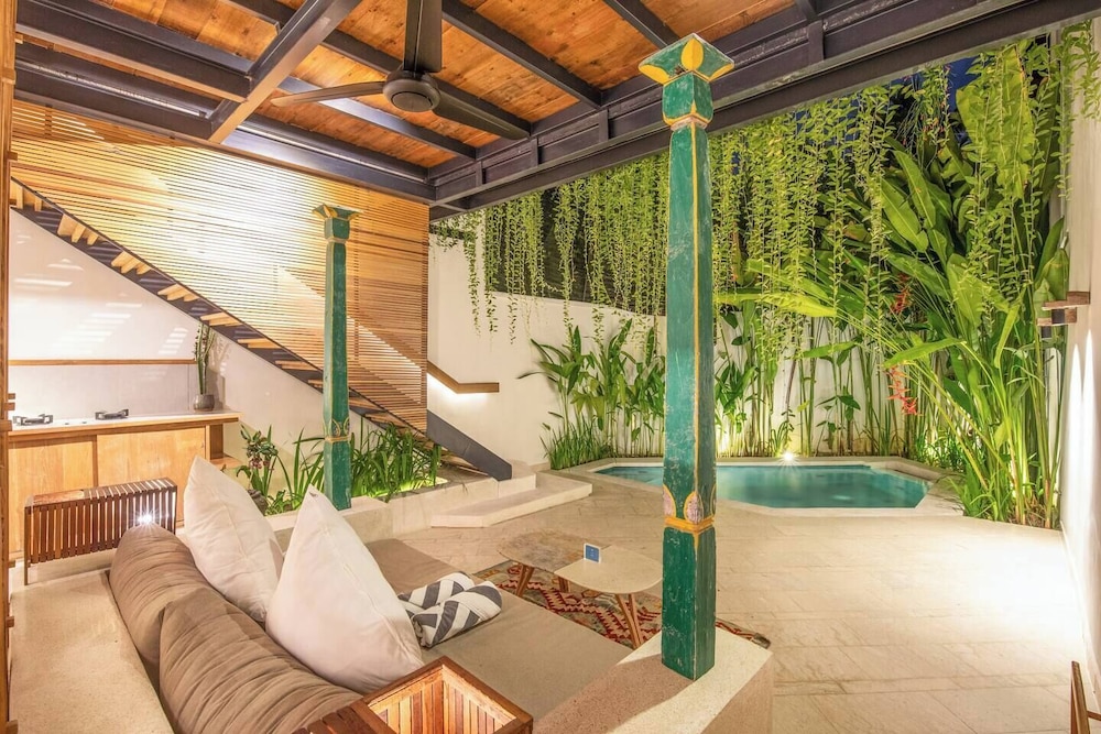 Chic 1-br Villa With Pool, 800m From Echo Beach