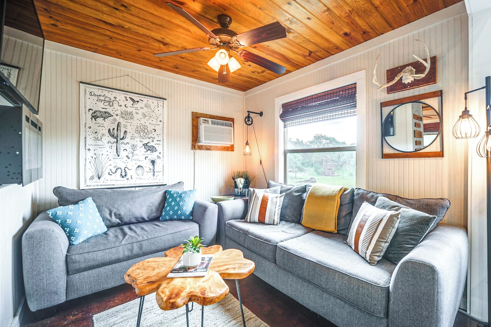8 Mi to Dtwn Wimberley: Cabin Retreat on 5 Acres!