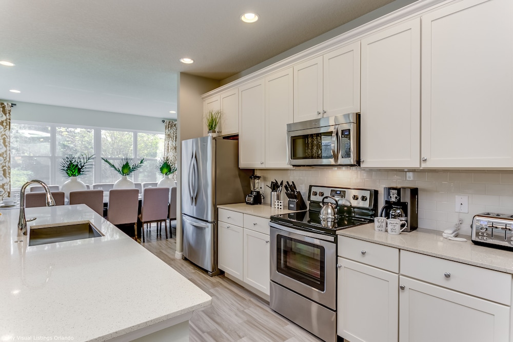 Spacious Home w/ Private Pool/spa! Sleeps 21
