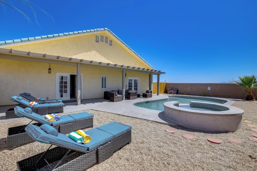 Desert Escape: 360 Mtn Views & Saltwater Pool/spa
