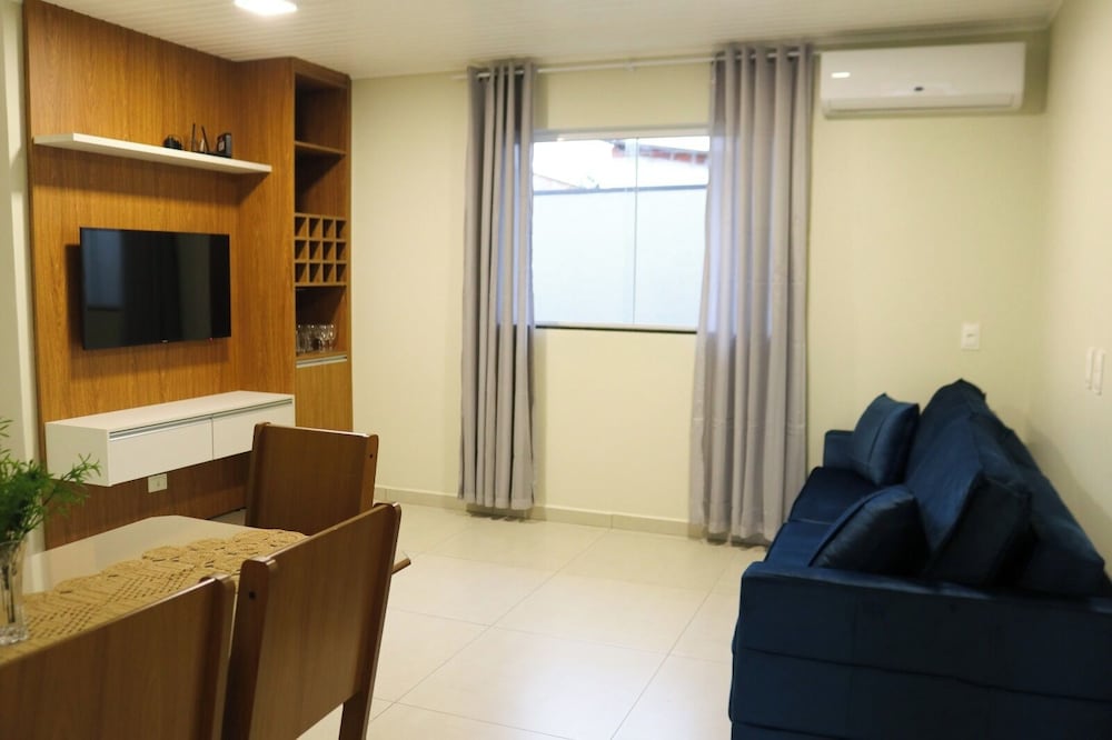 Casa com churrasqueira Ar e 2 quartos