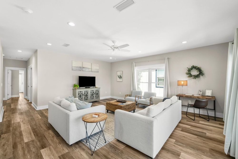Pet Friendly Beach House - Marina View