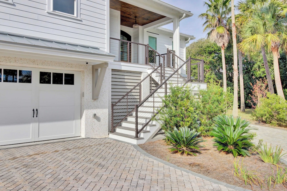 7 Beachwood East by Avantstay Steps to the Beach Ocean Views, Hot Tub, 7bdr