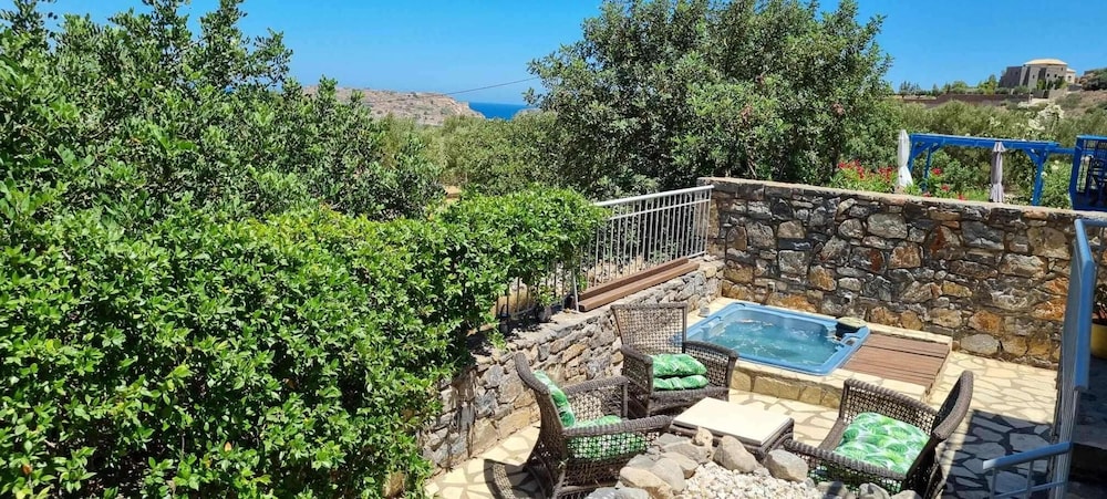 Plaka-sleeps4-parking-pool-hottub-seaviews