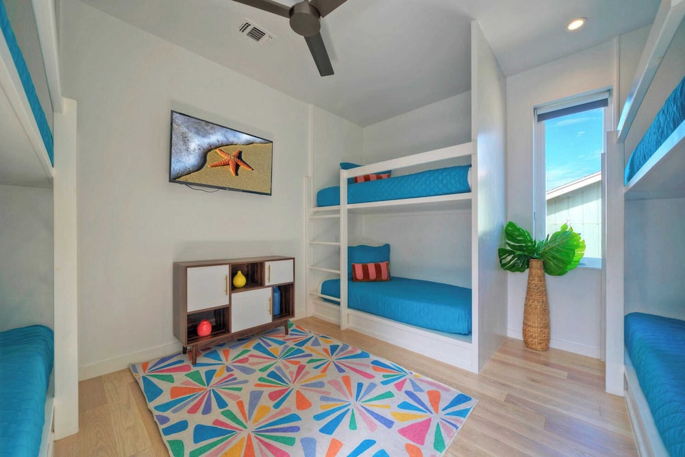 Sleeps 20 2 Modern Homes w/ Private Pool, Deck+patio 3-min Walk to the Beach