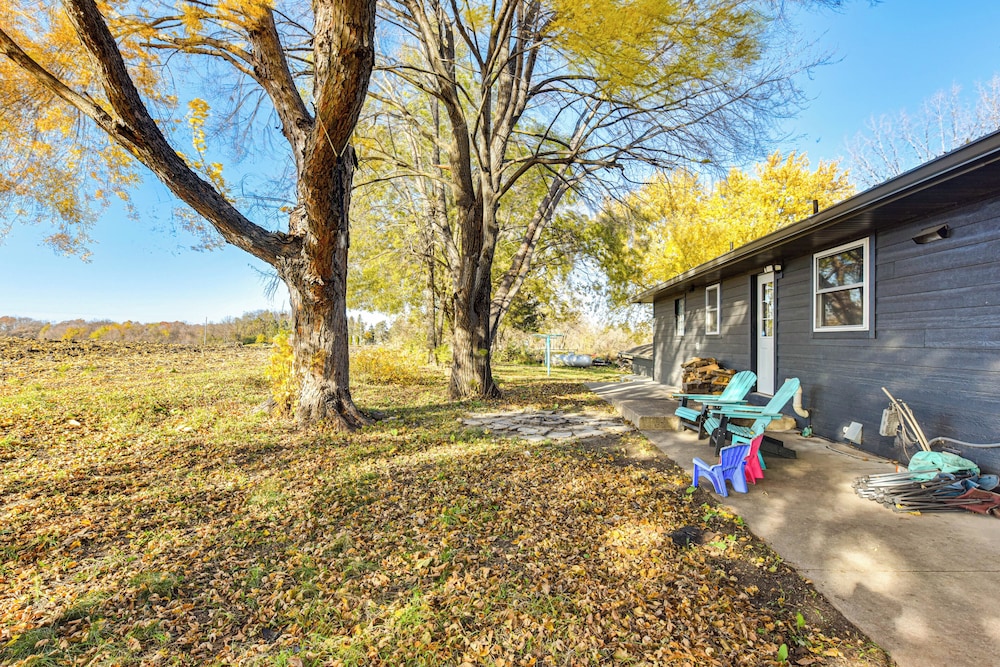600-sq-ft Deck! Hutchinson Retreat on 5 Acres