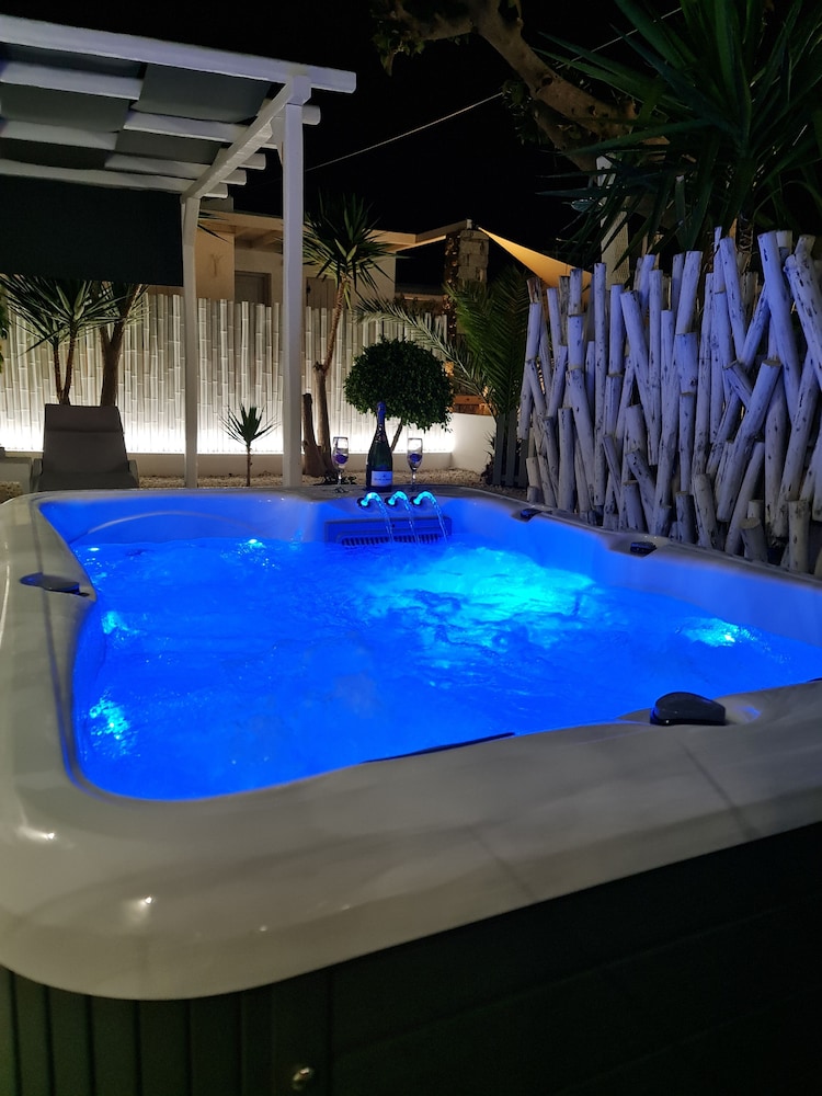 Zoumis Residence