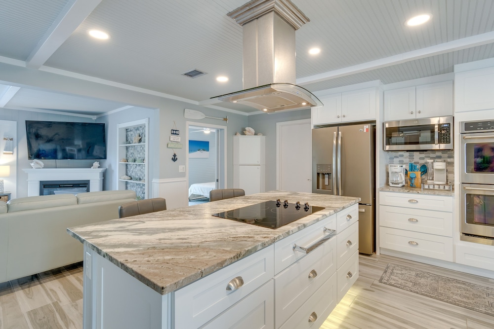 Sarasota Home w/ Pool: 4 Mi to Siesta Key Beach!