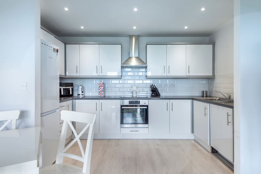 2BD Flat Next to Newbury Pk Stn view 2