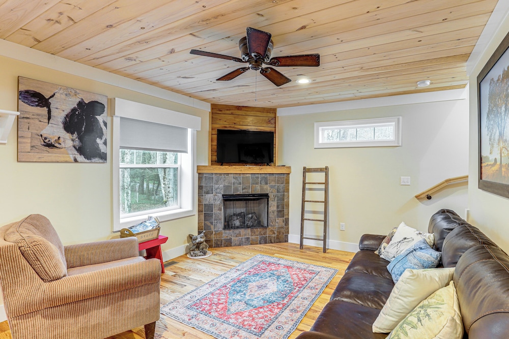 On Farm: Charming Hendersonville Retreat!
