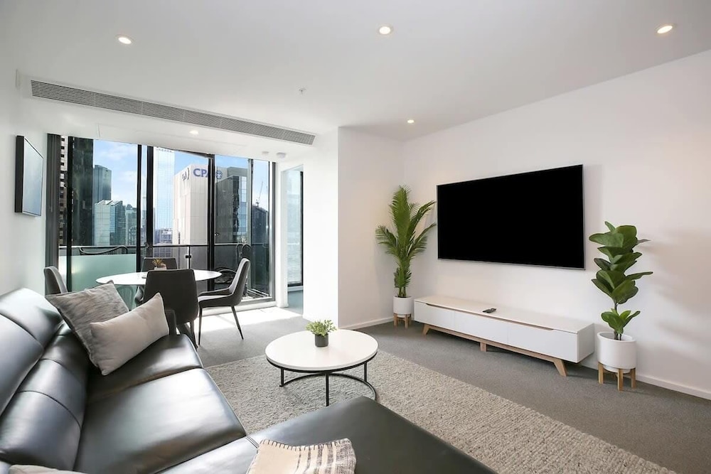 A Modern 2BR Apt With City Views, Free Parking
