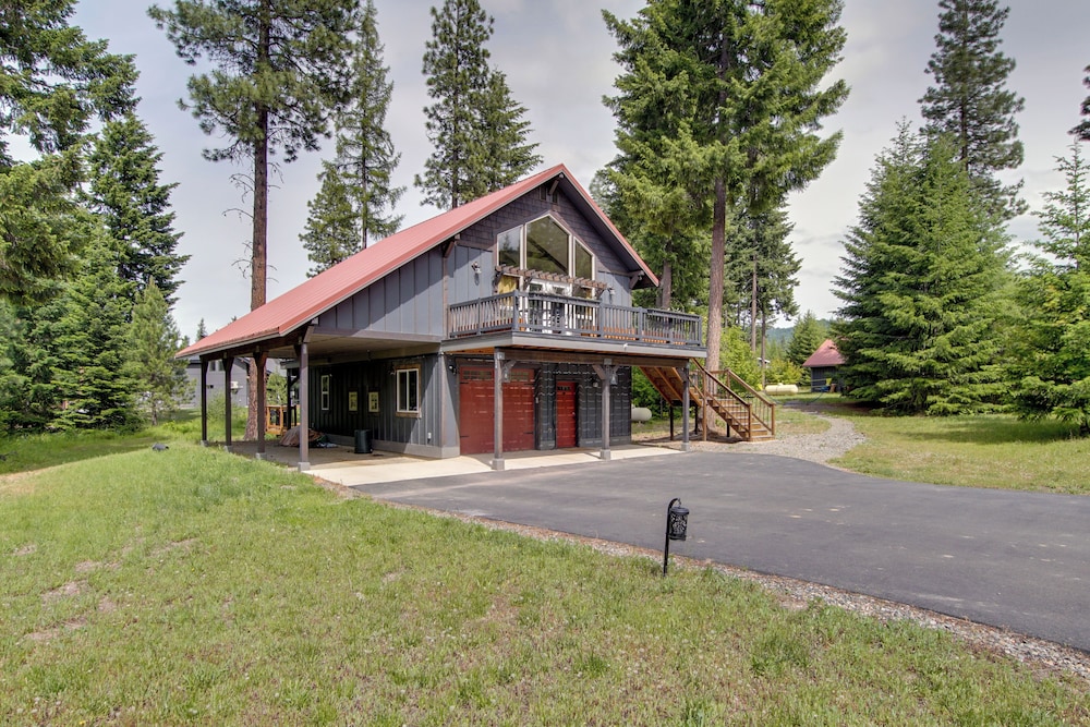 Cle Elum Cabin w/ Hot Tub, Fire Pit & Deck!