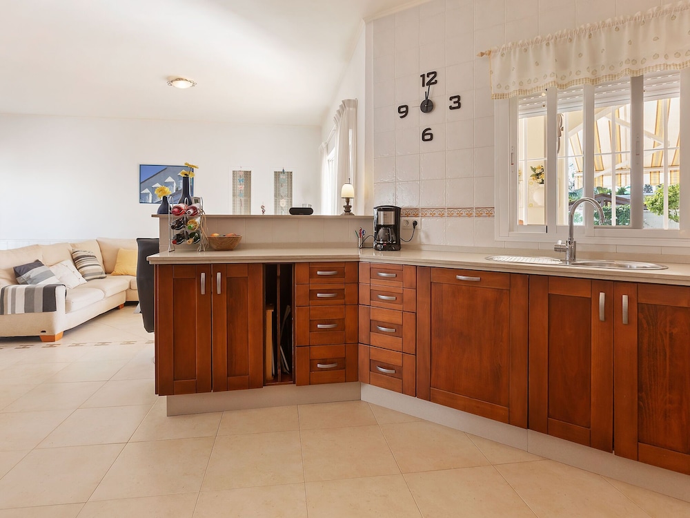 Detached Villa With a Large Private Swimming Pool photo 4