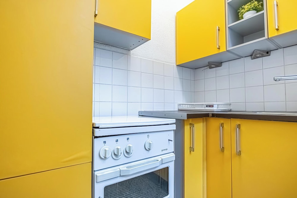 Contemporary 1BR LR Close to Belvedere