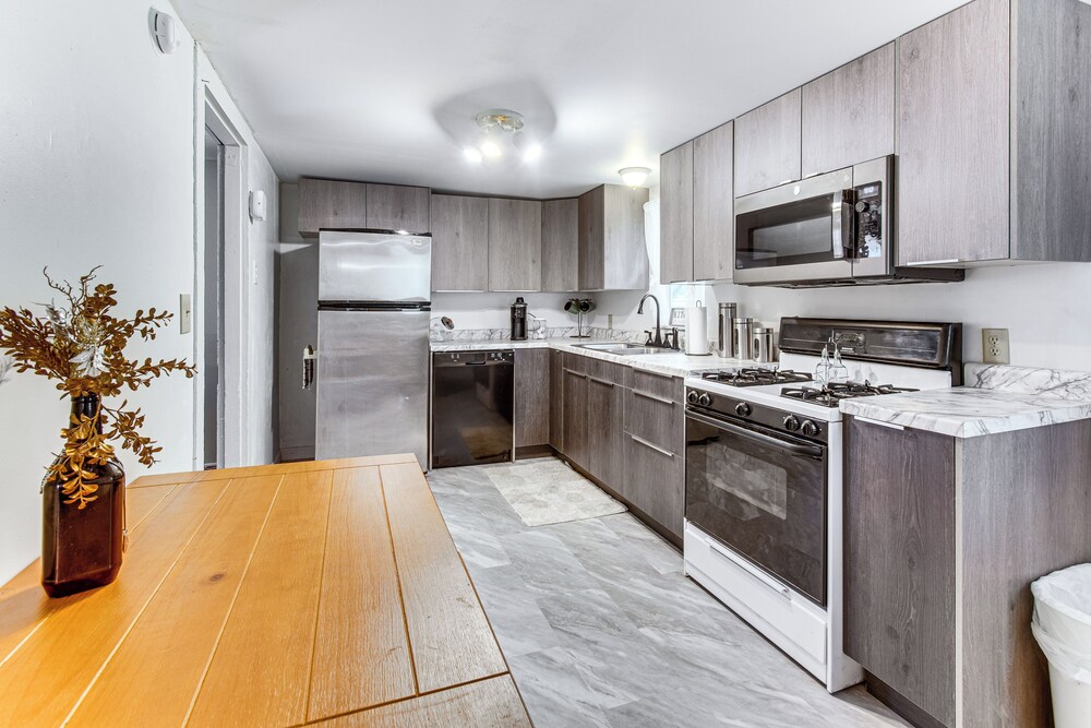 Charming Hillsboro Home < 1 Mi to Downtown! view 3