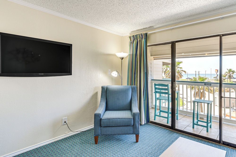 Steps to Babes Beach: Condo w/ Pool in Galveston