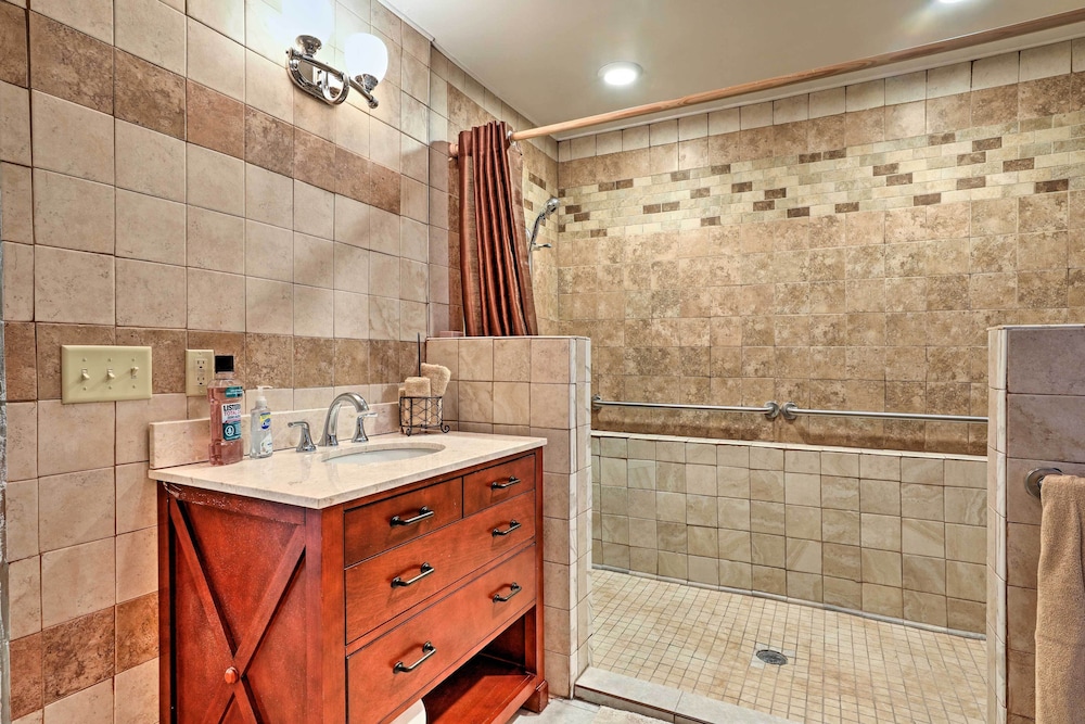 Juneau Vacations - Expansive Getaway  2 Miles to Mendenhall Glacier! - Property Image 3