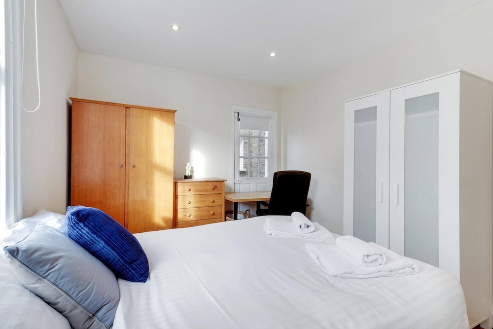 Cozy Fulham Retreat With Private Entrance & Hot Tub