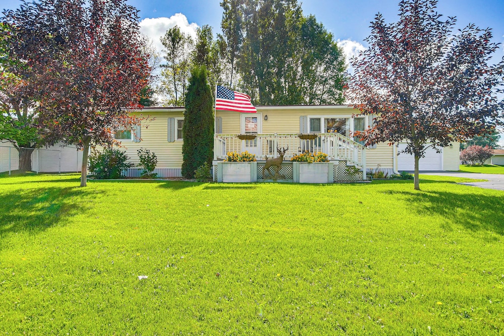 Lake Views & Fireside Bliss: Cecil Cottage w/ Yard