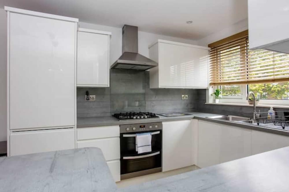Spacious 3 Bedroom Apartment With Large Balcony