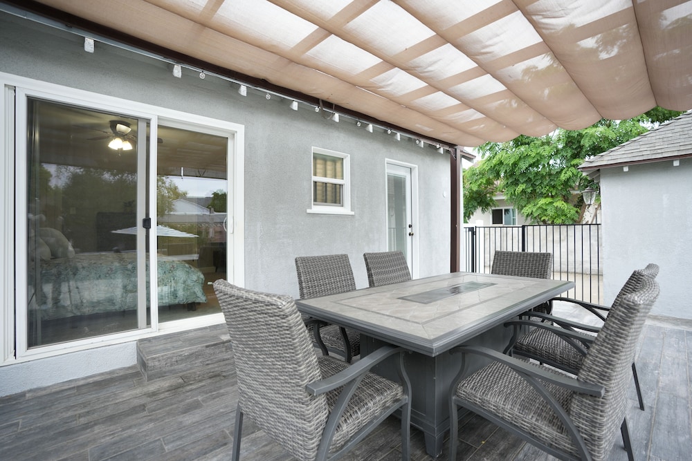 Designer decorated 6 bedroom 4 bath pool home