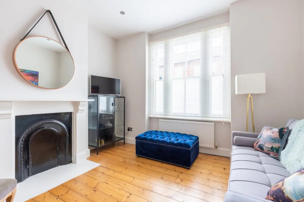 Stylish 1 Bedroom Apartment in Nine Elms With Garden