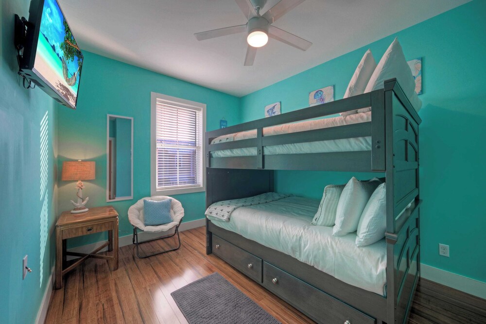 Sleeps 19 2 Homes w/ Pool, Foosball+shuffleboard Mins to the Beach + Shops